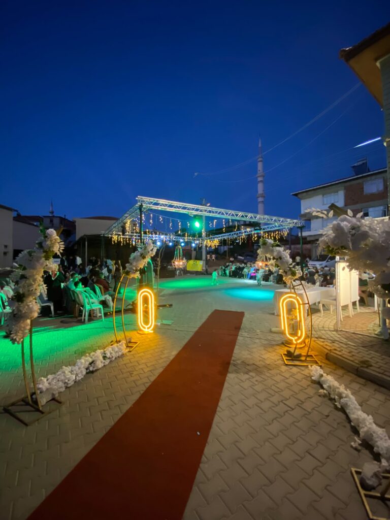 Konserlerden düğün organizasyonlarına, kurumsal etkinliklerden festival ve açılış programlarına kadar her ölçekte organizasyon için profesyonel sahne, ışık ve ses sistemi kiralama hizmeti sunuyoruz. Modern ekipmanlarımız ve deneyimli teknik ekibimiz sayesinde etkinliğiniz kusursuz bir teknik altyapıya sahip olur.